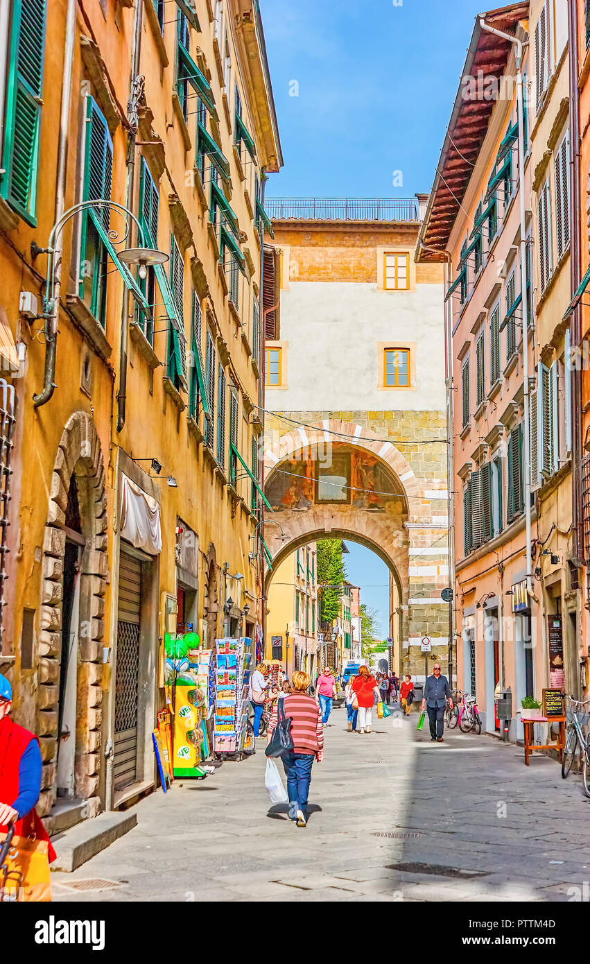 LUCCA, ITALIE - 30 avril 2013 : La célèbre rue commerçante Via Santa Croce avec médiévale restaurée Porta San Gervasio Gates sur sa fin, sur Apri Banque D'Images