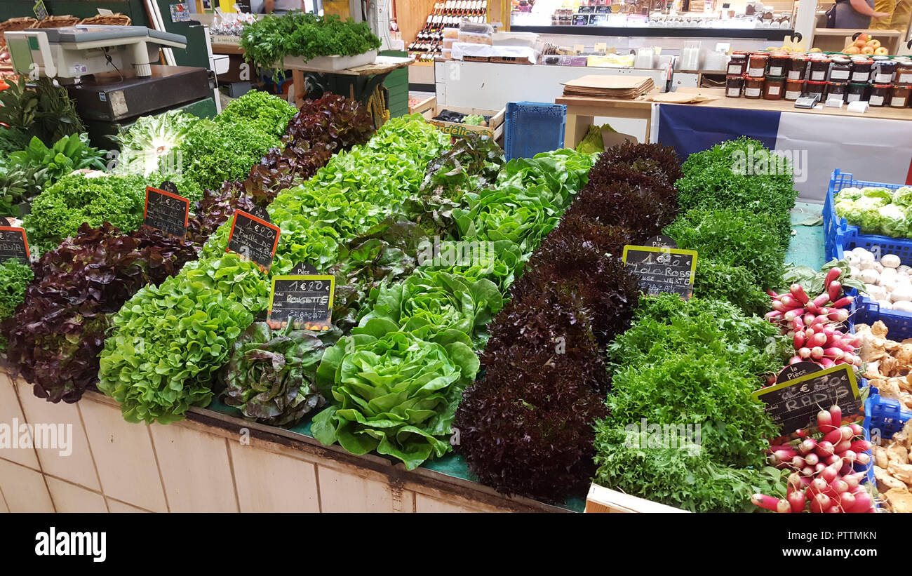 Variété de salades, marché Saint Pierre, Clermont Ferrand, Auvergne, France Banque D'Images