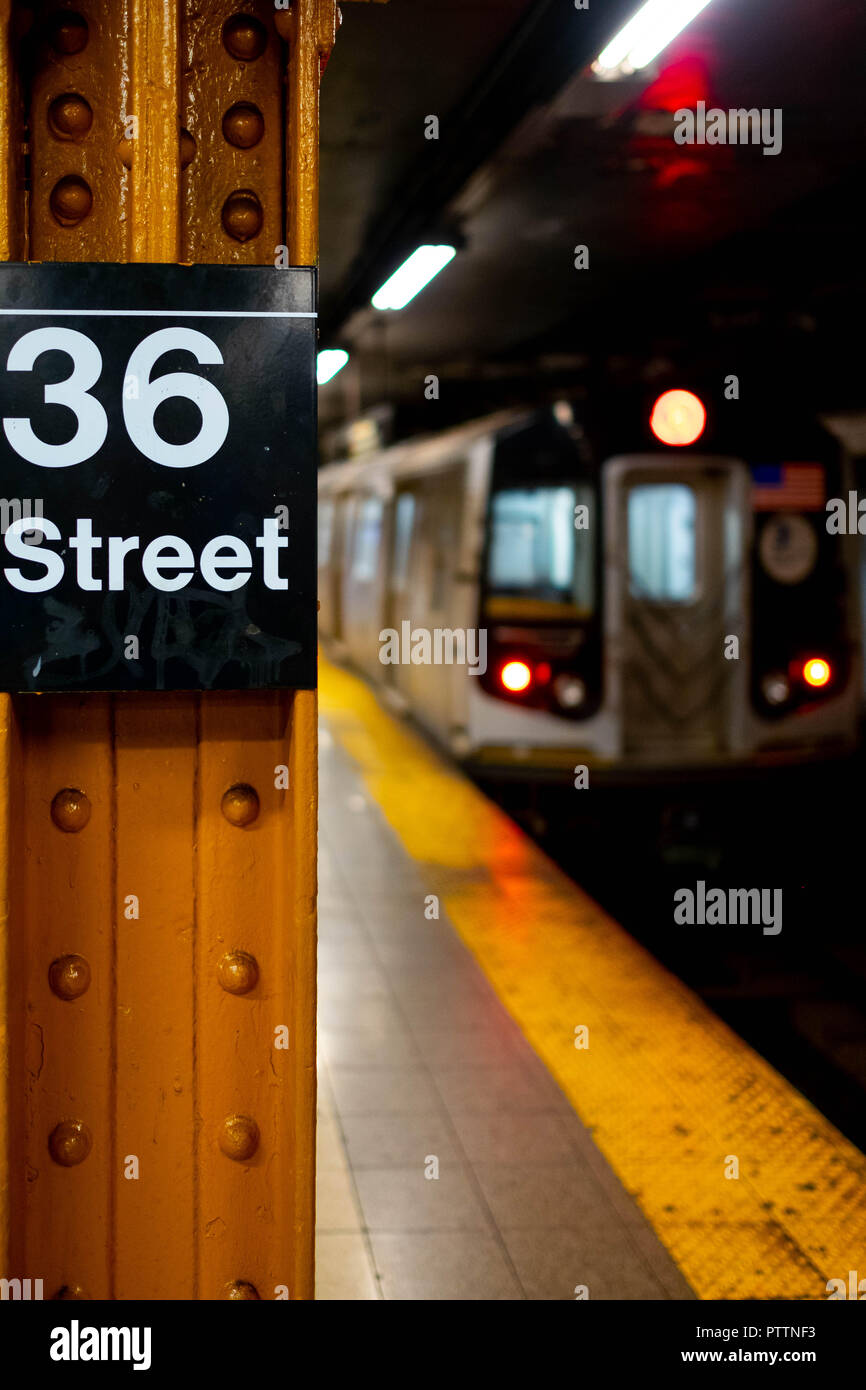 Un train ou une voiture de métro s'approche de la 36ème rue de la plate-forme de la gare à Brooklyn, New York, qui fait partie du réseau de transport rapide de la ville Banque D'Images