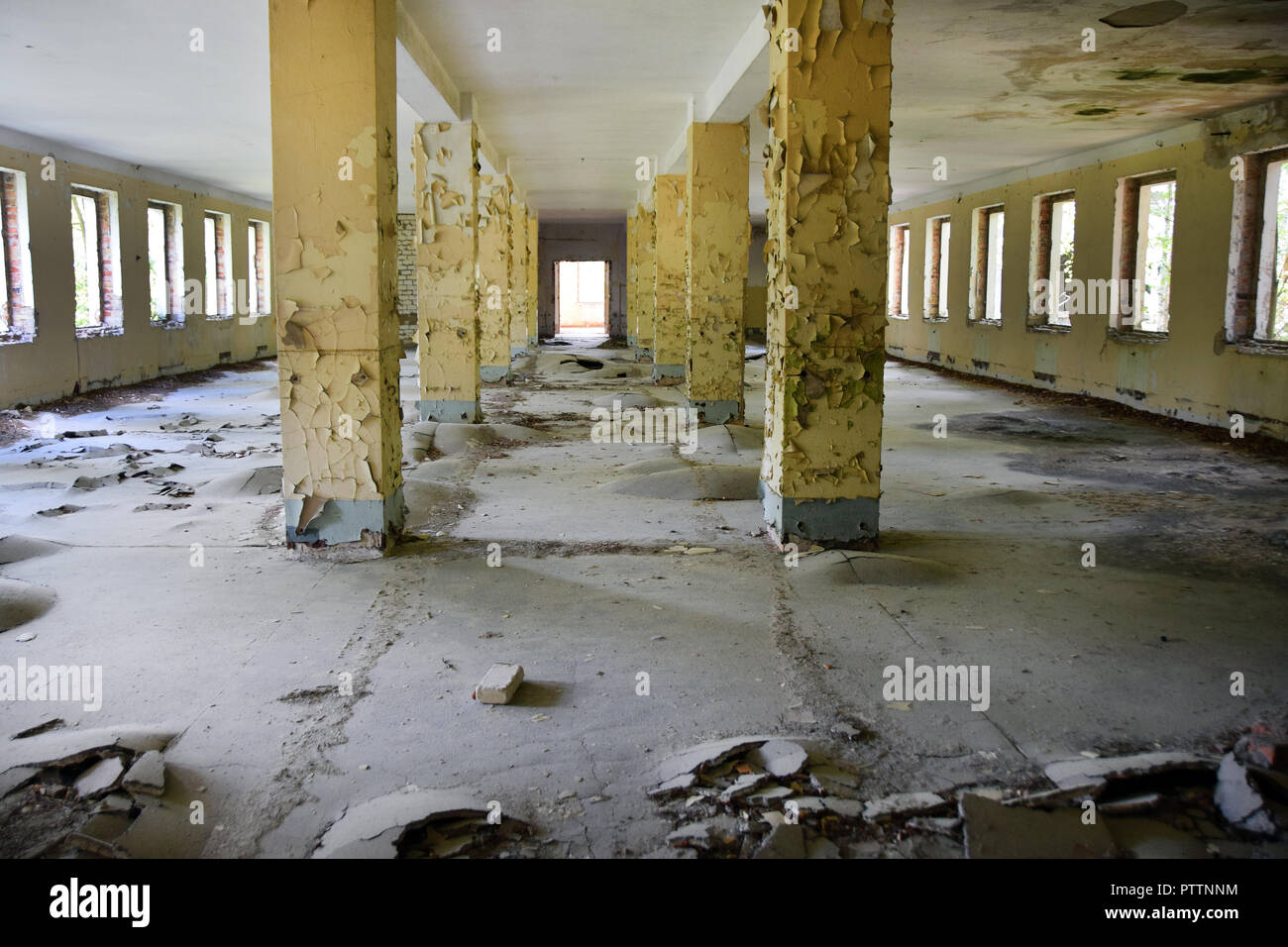 La base aérienne soviétique des reliques en marque, ex-Allemagne de l'Est. Un bâtiment de stockage. Banque D'Images