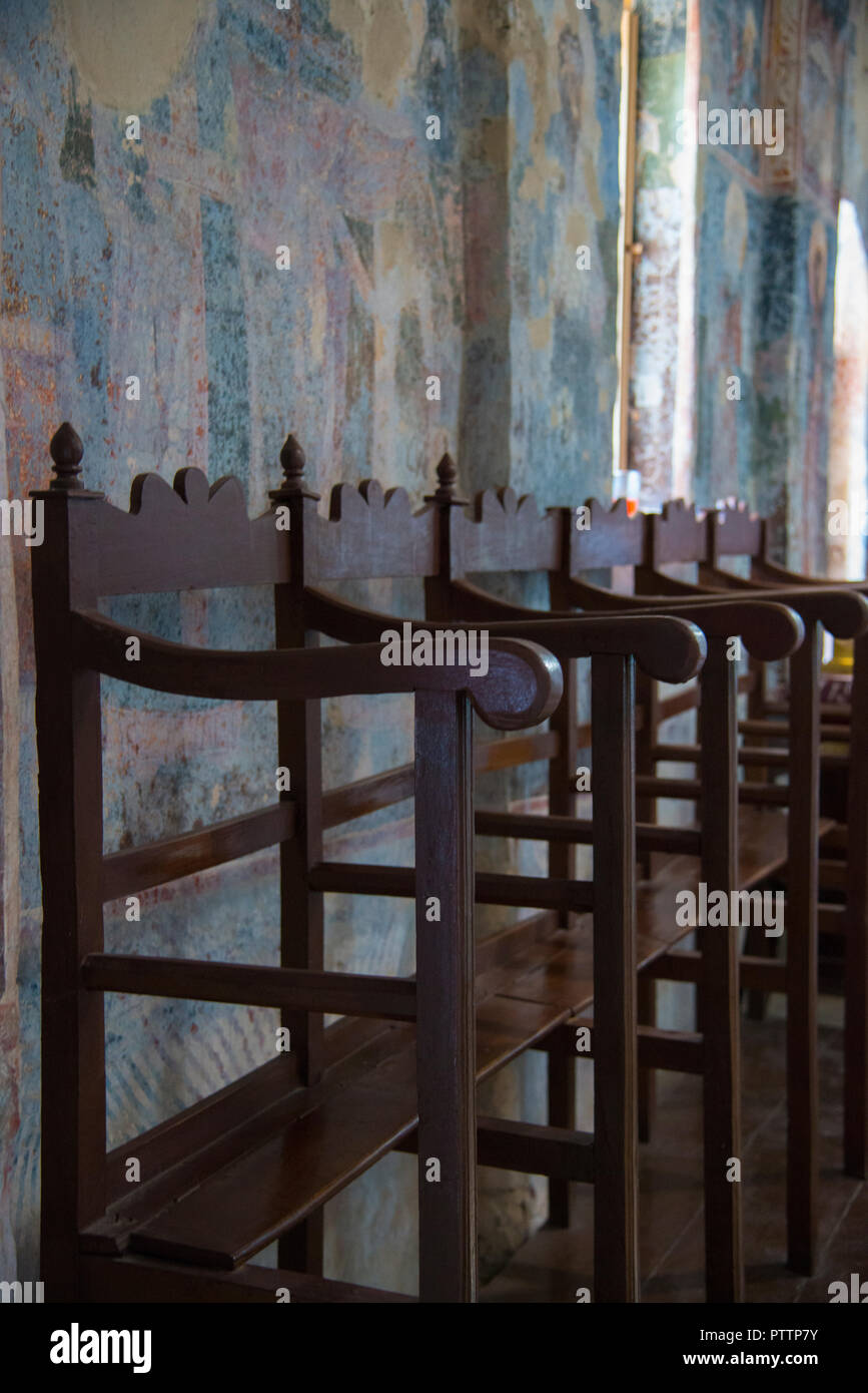 Hauteur des chaises en bois à l'intérieur de l'église Grecque Banque D'Images