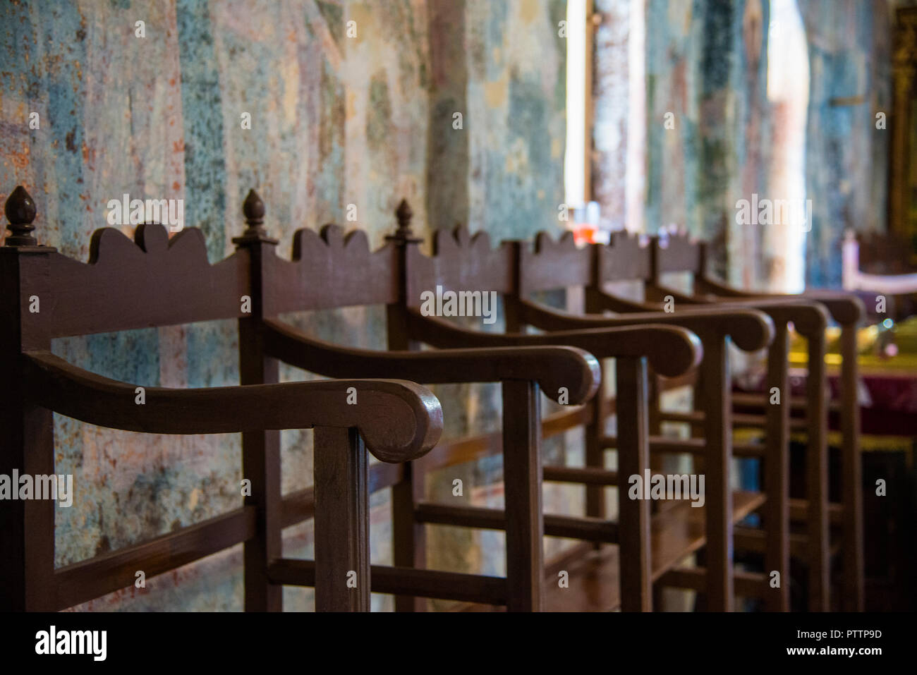 Hauteur des chaises en bois à l'intérieur de l'église Grecque Banque D'Images