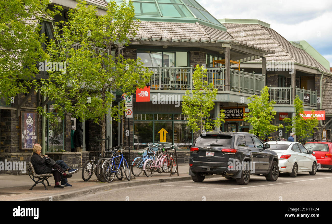 JASPER, AB, Canada - Juin 2018 : boutiques dans le centre de Jasper avec vélos dans un rack de vélo et de voitures garées sur le côté de la route. Banque D'Images