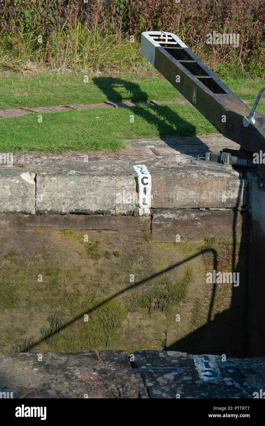 Cill peint avertissement aux plaisanciers de lock-côté à Caen Hill vol sur le canal Kennet et Avon, Devizes, Wiltshire, Royaume-Uni. Banque D'Images