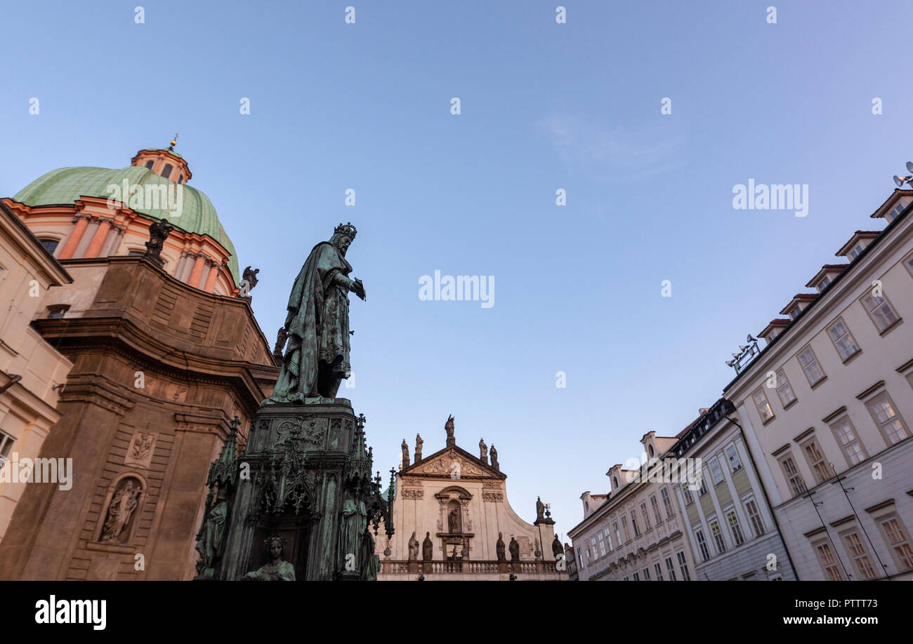 Statue de Charles IV en face de l'église de Saint François d'assise à la Vieille Ville à Prague, en République tchèque. Banque D'Images