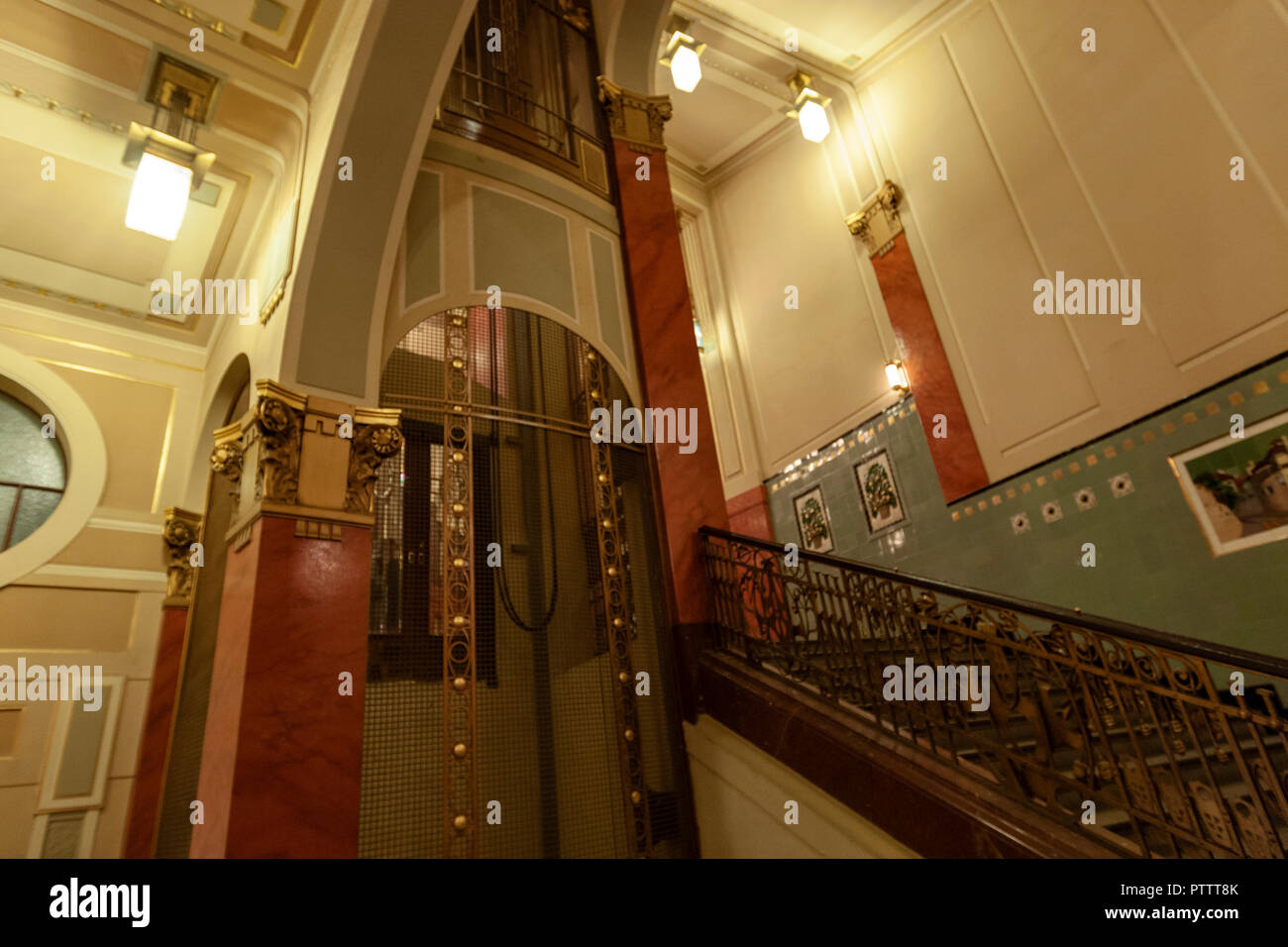 Ascenseur et escalier de l'Art Nouveau sous-sol de la Maison Municipale, Obecní dům, Prague, République tchèque. Banque D'Images