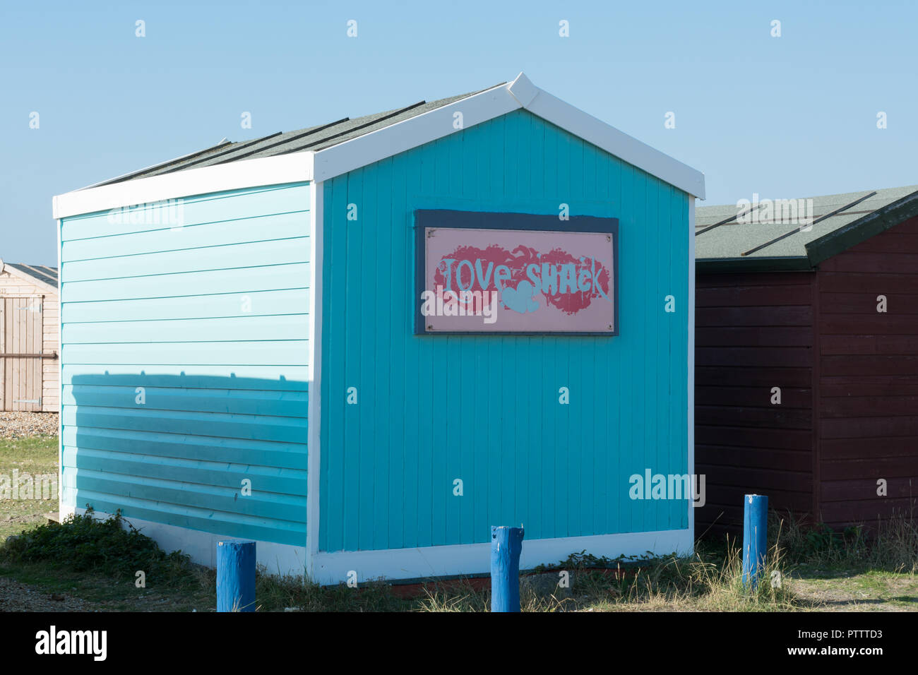 Cabane de plage colorés avec un écriteau Love Shack Banque D'Images