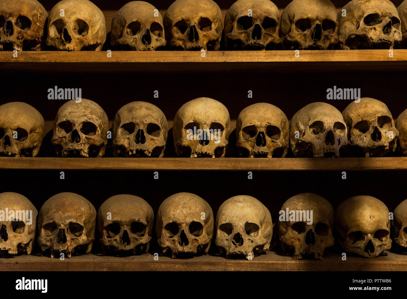 Du vrai crânes humains empilés sur l'étagère à Megalo monastère météorologiques. Banque D'Images