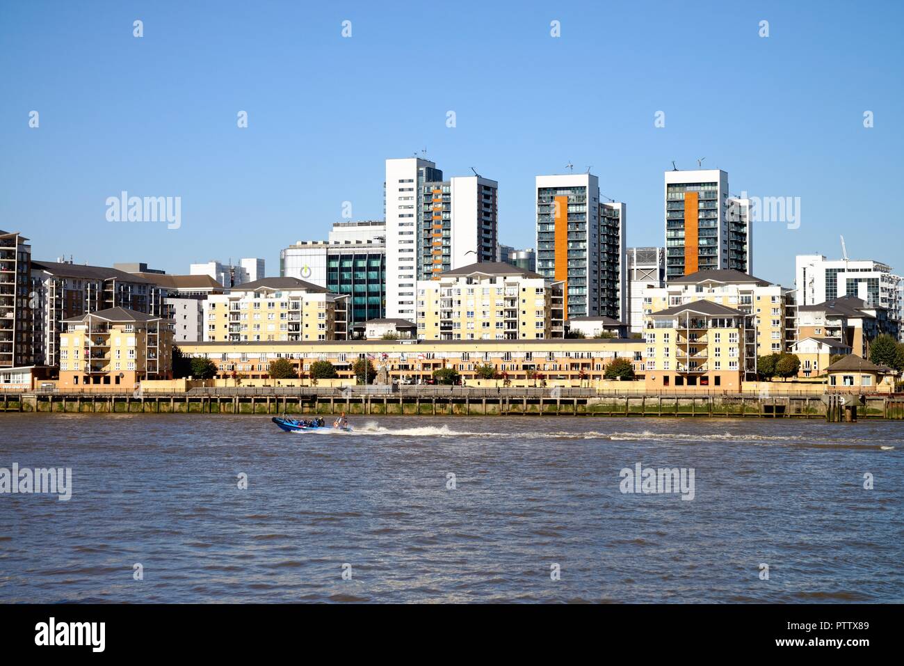Riverside Apartments moderne au Virginia Quay, Canning Town London England UK Banque D'Images