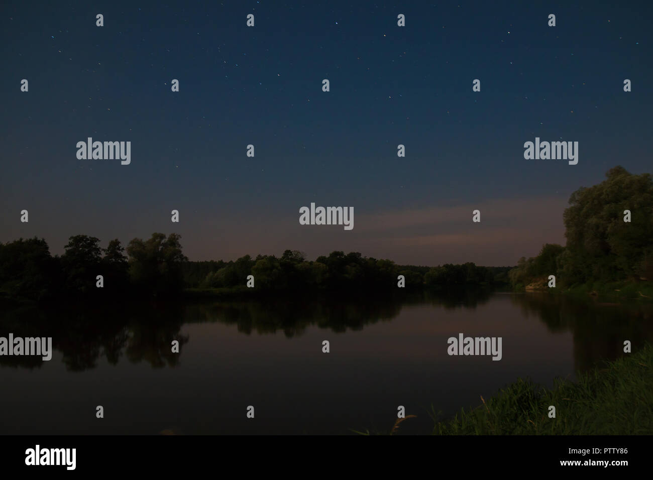 Étoiles sur un lac tranquille Banque D'Images