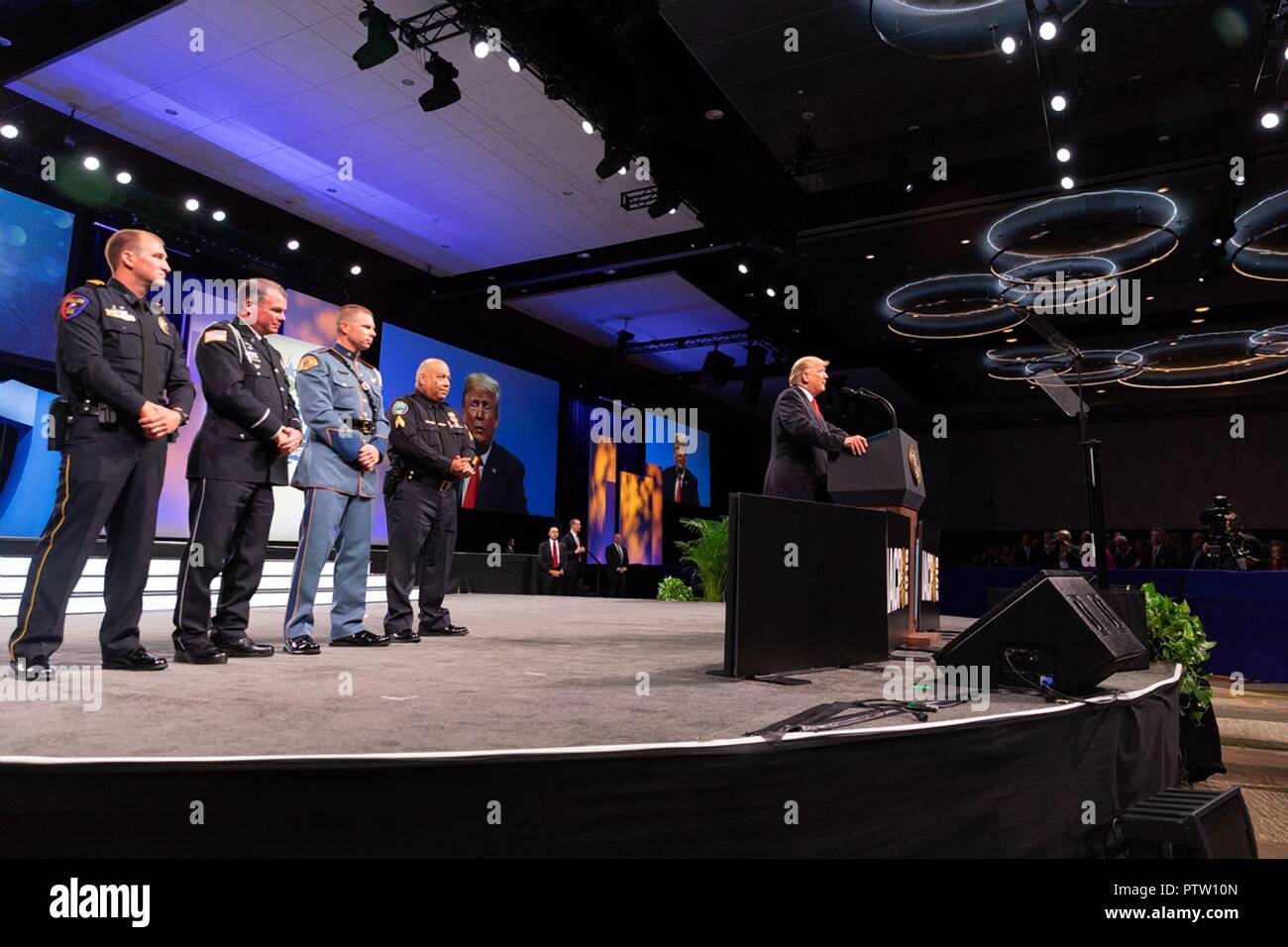 Président américain Donald Trump traite de l'Association internationale des chefs de police et de l'application de la Convention à l'Orange County Convention Center, le 8 octobre 2018 à Orlando, Floride. Banque D'Images