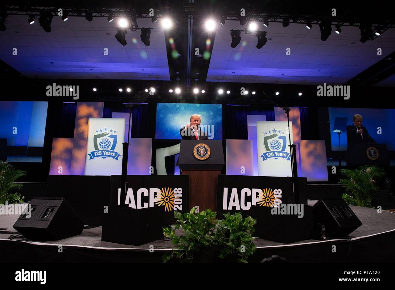 Président américain Donald Trump traite de l'Association internationale des chefs de police et de l'application de la Convention à l'Orange County Convention Center, le 8 octobre 2018 à Orlando, Floride. Banque D'Images