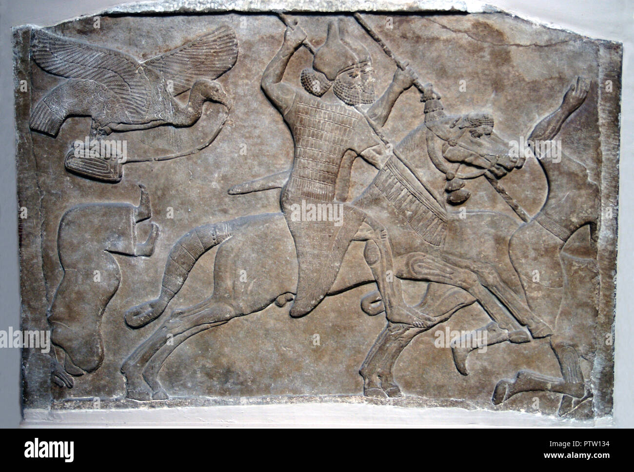 L'Assyrien-relief représentant une scène de bataille de l'armée assyrienne. La cavalerie bat un ennemi. Nimrud, Palais Central. Environ 72 BC. Banque D'Images