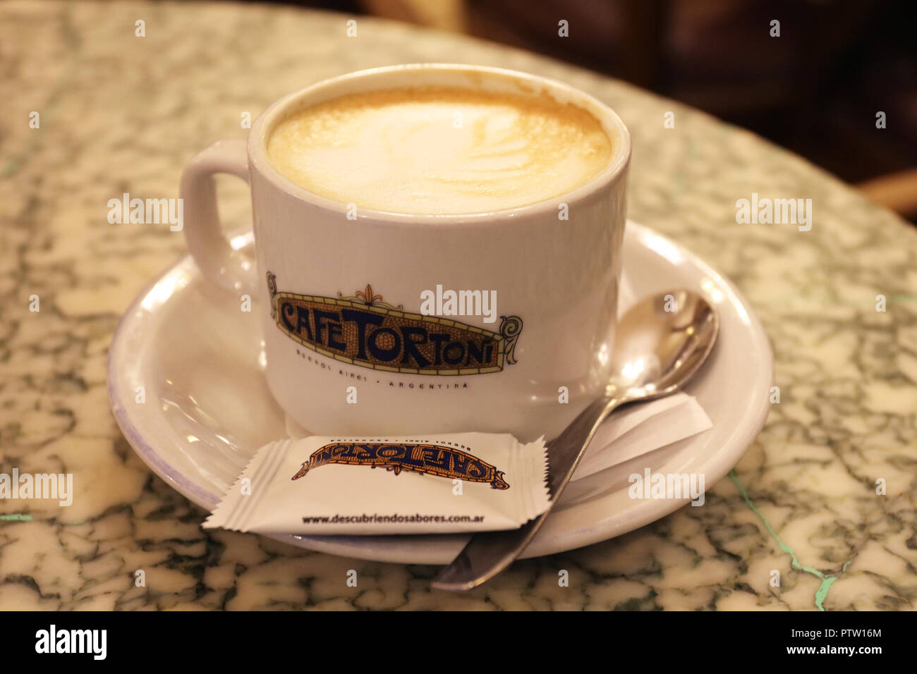 Buenos Aires, Argentine - le 10 octobre 2018 : Cafe Tortoni célèbre bar Coffee cup in Avenida de Mayo à Buenos Aires, Argentine Banque D'Images