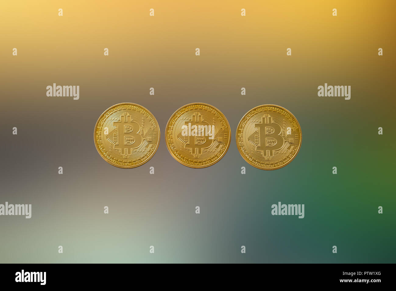 Bitcoin. Peu physique de monnaie. La monnaie numérique. Cryptocurrency. Pièce d'or avec symbole bitcoin Banque D'Images