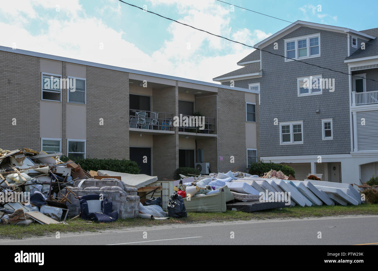 Wrightsville Beach, NC - 1 octobre 2018 : semaines après l'ouragan Florence, les résidents et les entreprises de nettoyage sont encore en place sur la voie de la reprise. Flo Banque D'Images