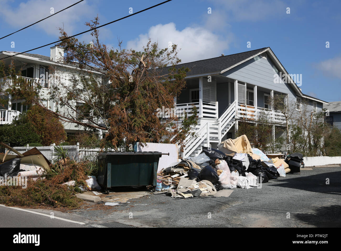 Wrightsville Beach, NC - 1 octobre 2018 : semaines après l'ouragan Florence, les résidents et les entreprises de nettoyage sont encore en place sur la voie de la reprise. Flo Banque D'Images