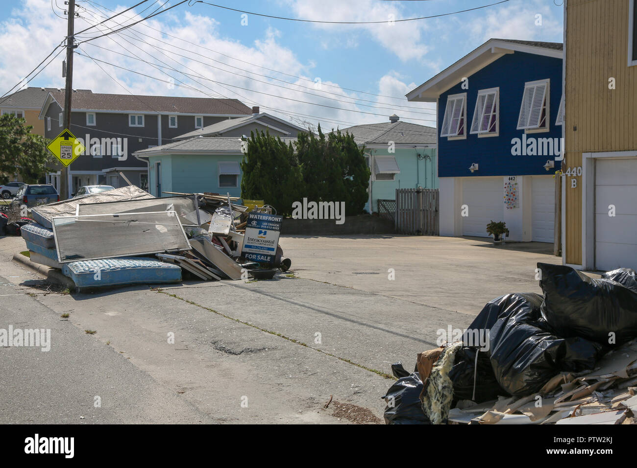 Wrightsville Beach, NC - 1 octobre 2018 : semaines après l'ouragan Florence, les résidents et les entreprises de nettoyage sont encore en place sur la voie de la reprise. Flo Banque D'Images