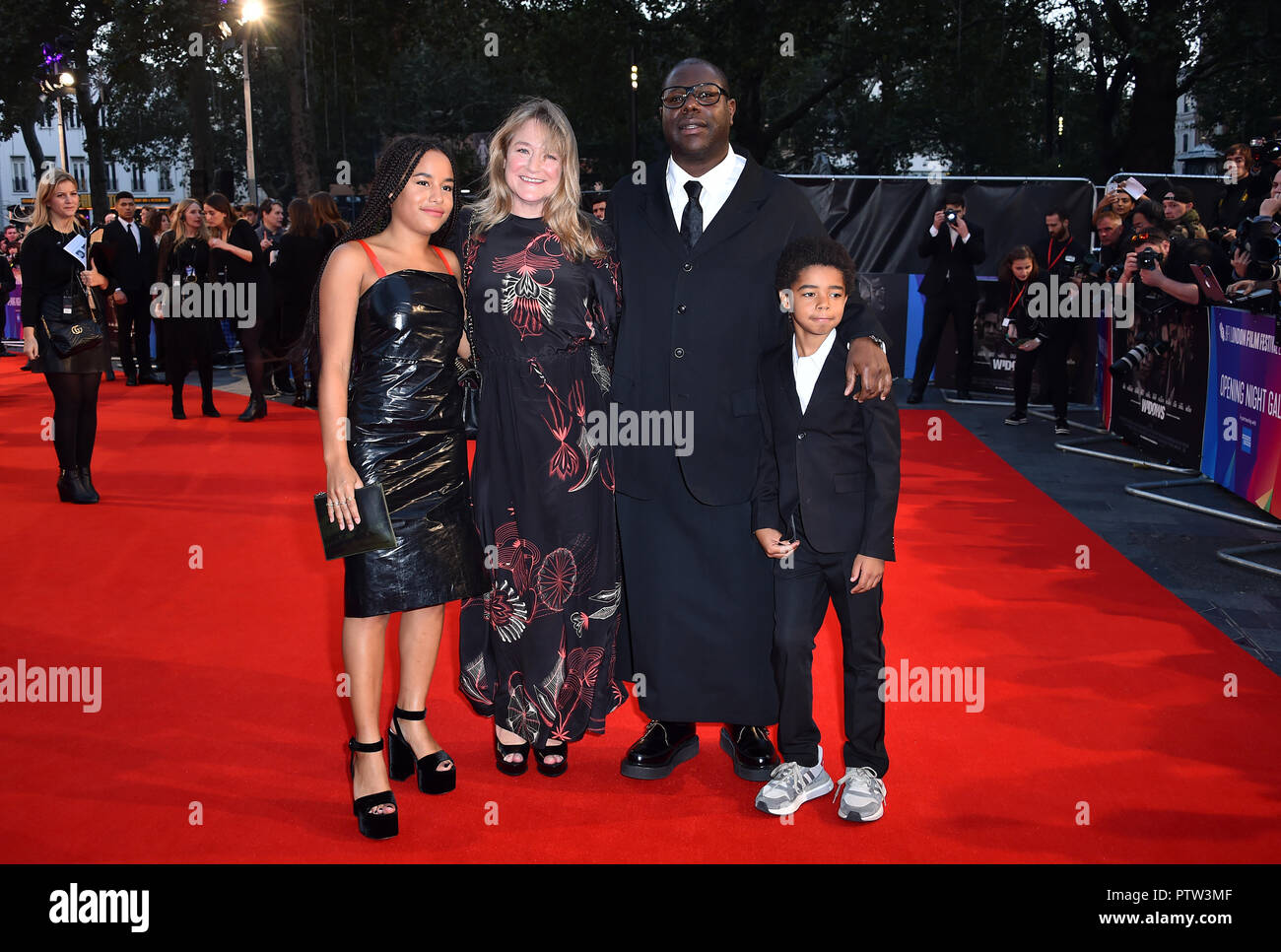 Réalisateur Steve McQueen avec femme Bianca Stigter et leurs enfants Alex McQueen et Dexter McQueen arrivant pour la 62e BFI London Film Festival projection de gala de la soirée d'ouverture des veuves a tenu à Odéon Leicester Square, Londres. Banque D'Images