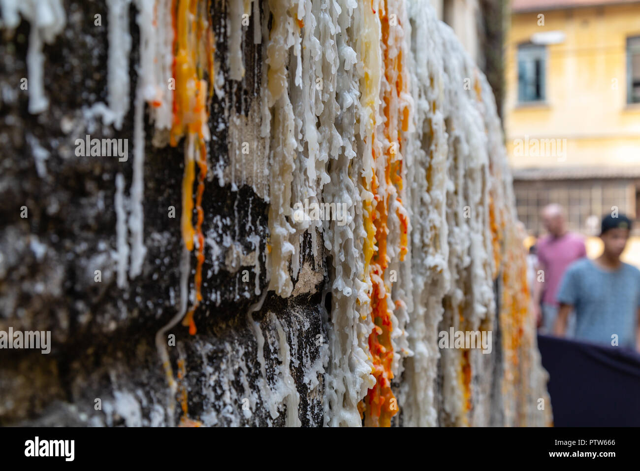 Bougie cire fondue l'égouttement et couvrant la moitié de l'escalier mur. "Made by...Feito por Brasileiros" installation d'art contemporain à l'hôpital Matarazzo Banque D'Images