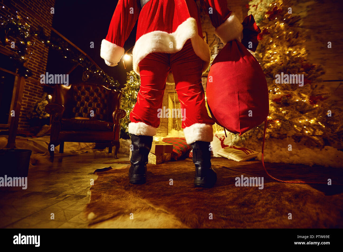 Le Père Noël avec un sac à main. Vue arrière de la salle dans le Christ Banque D'Images