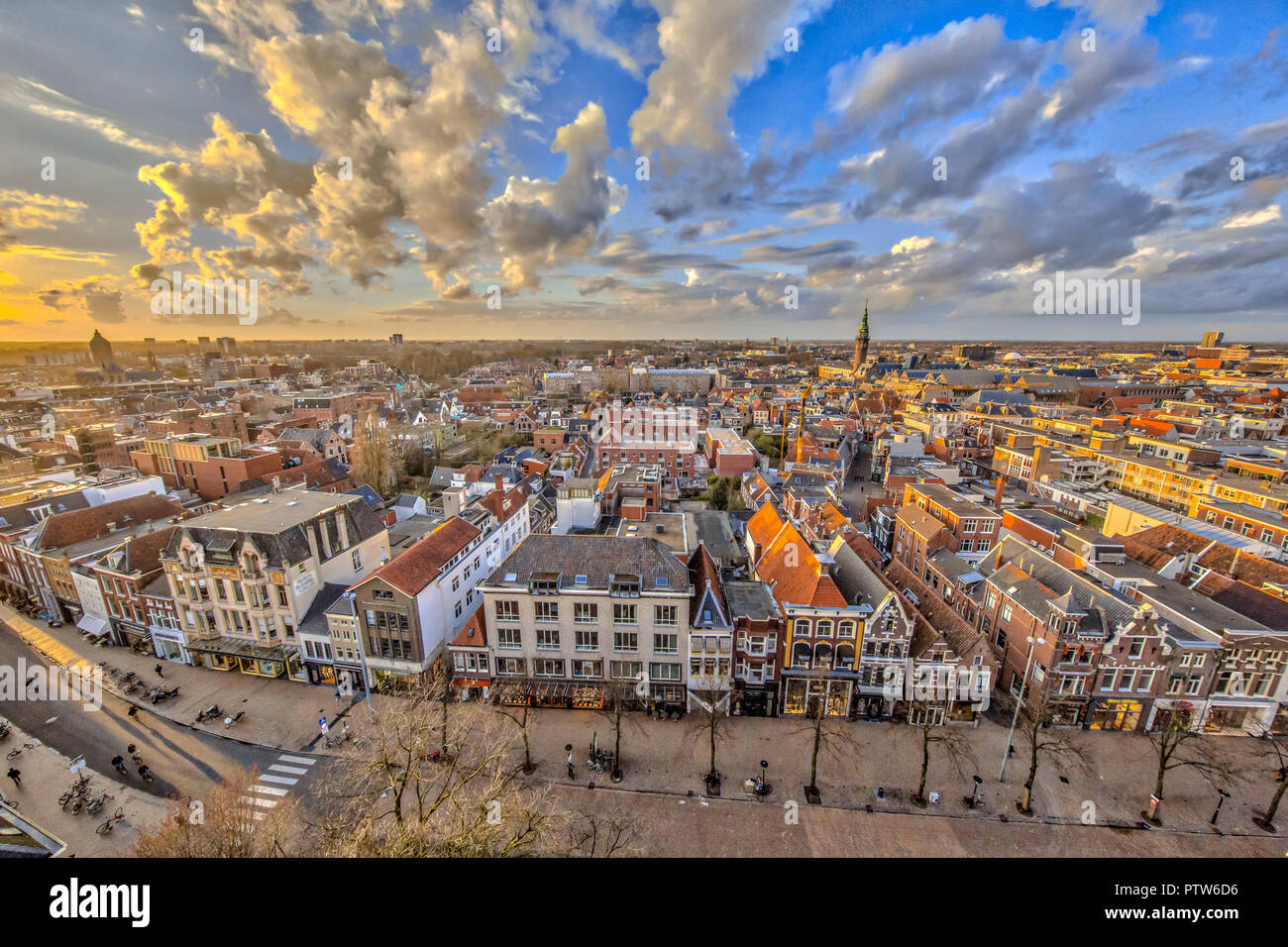 Vue aérienne sur la partie historique de la ville de Groningen sous un coucher de soleil Banque D'Images