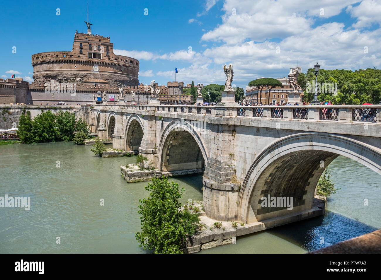 Vue sur Ponte Sant'Angelo le Tibre et le Château Saint-Ange, le Mausolée d'Hadrien, Rome, Italie Banque D'Images