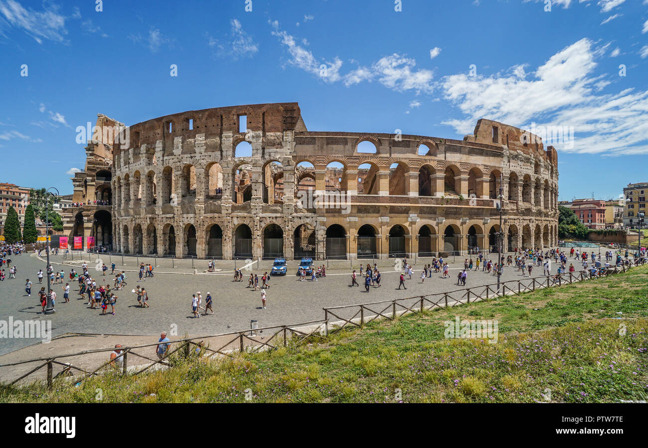 La façade monumentale du Colisée, le plus grand amphithéâtre romain jamais construit et l'un des quartiers les plus emblématiques de Rome attractions touristiques Banque D'Images