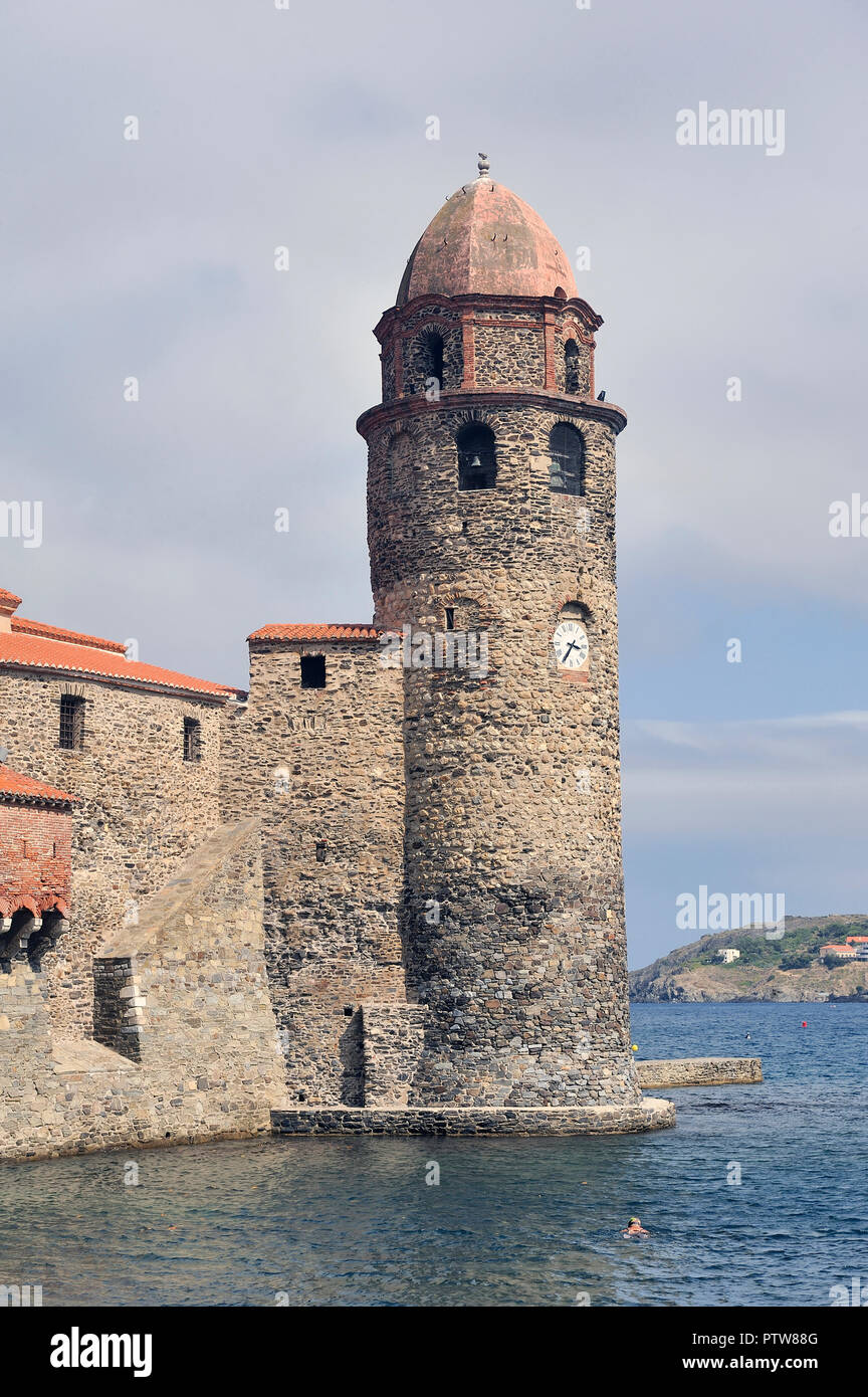 La tour du château royal de Collioure, sur le vieux port Banque D'Images