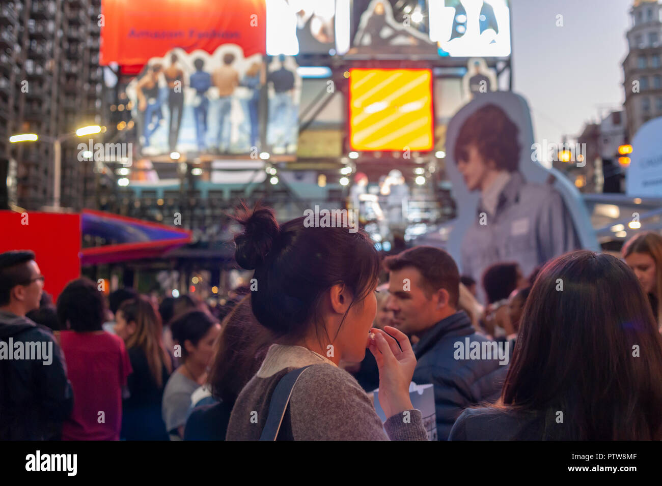 Des centaines de visiteurs affluent à la Calvin Klein X Amazon fashion branding en collaboration événement Flatiron Plaza à New York, le vendredi 5 octobre 2018. Les visiteurs ont eu droit à un certain nombre d 'expériences', y compris des jeux, des gouttes de produit et d'un pop-corn. stand selfies L'événement a également annoncé l'A$AP Rocky limited edition Calvin Klein (blouson camionneur Â© Richard B. Levine) Banque D'Images