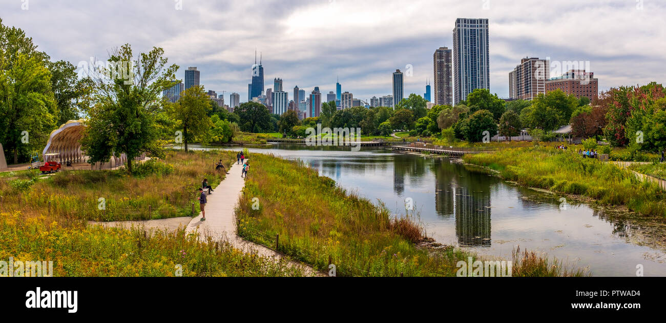 Horizon de Chicago du pont sur le lac à Lincoln Park Banque D'Images