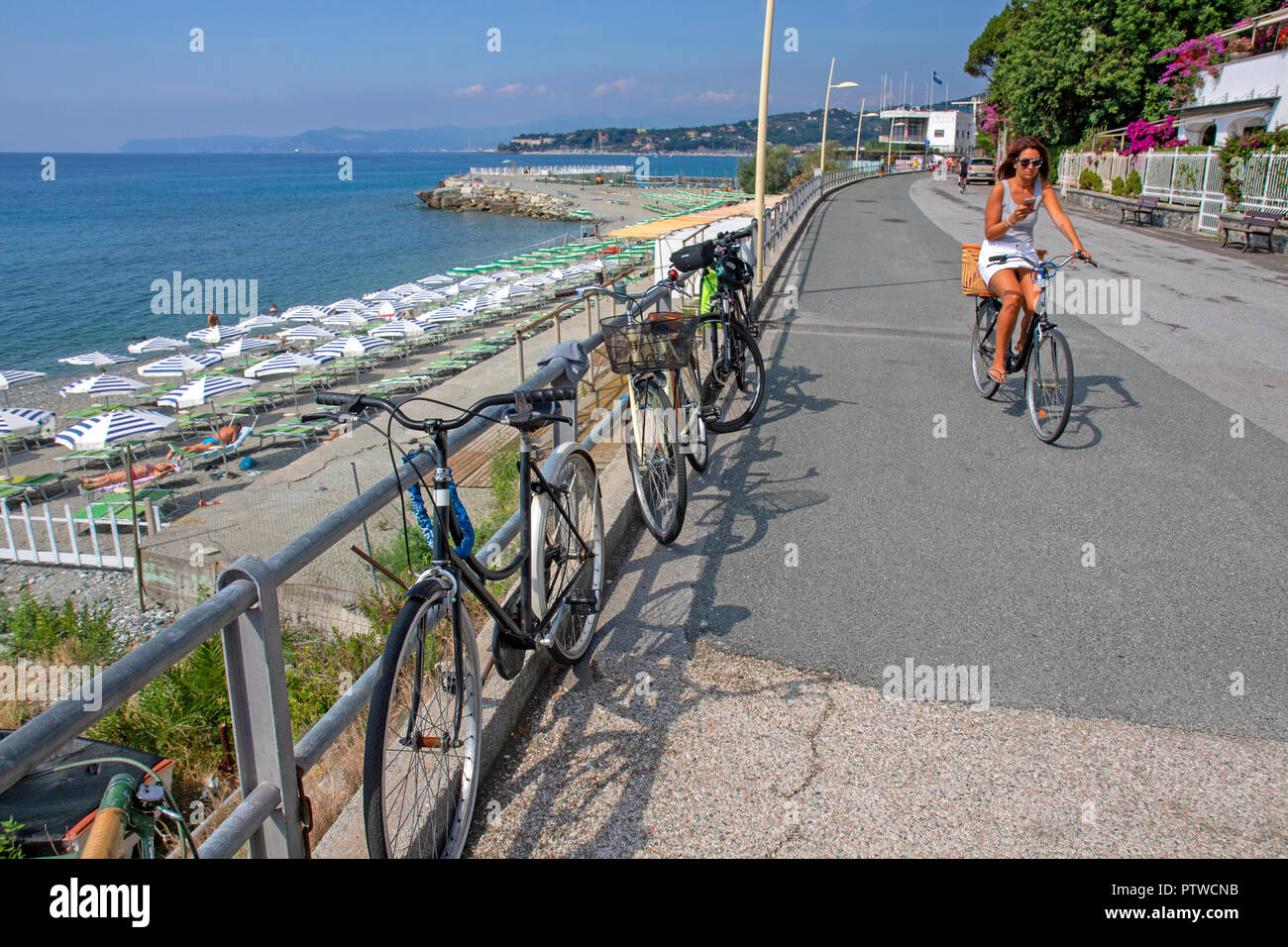 Vélo femme sur le Lungomare Europa, à Varazze Banque D'Images