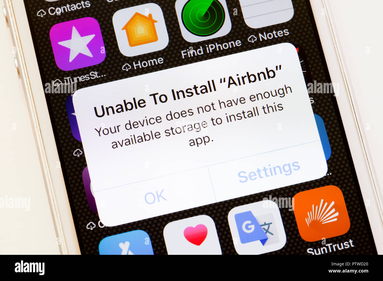 Impossible d'installer app message en raison de l'absence de l'espace de stockage disponible sur iPhone - USA Banque D'Images