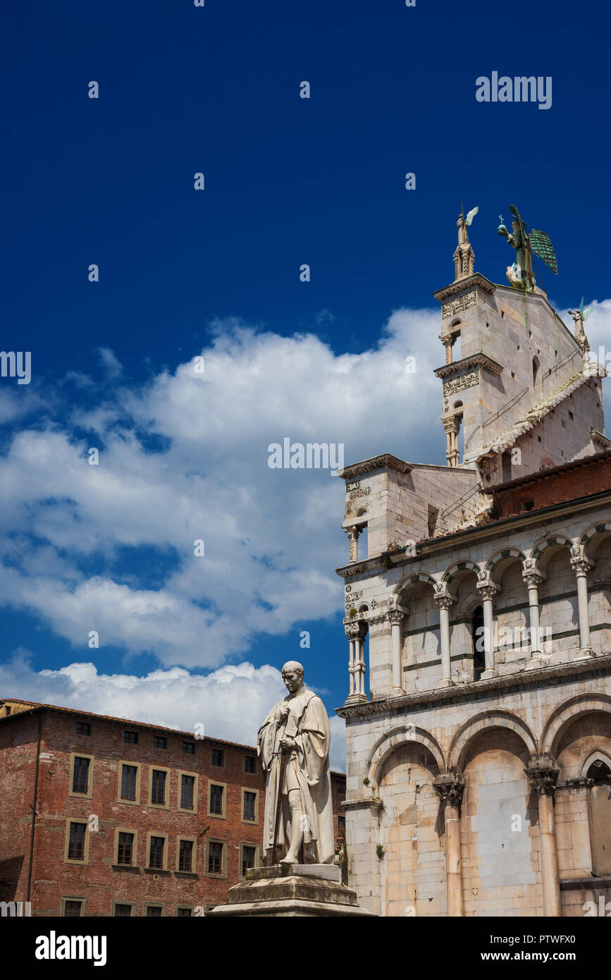 Saint Michel en Foro Square de monuments anciens à Lucca centre historique médiéval (avec copie espace ci-dessus) Banque D'Images