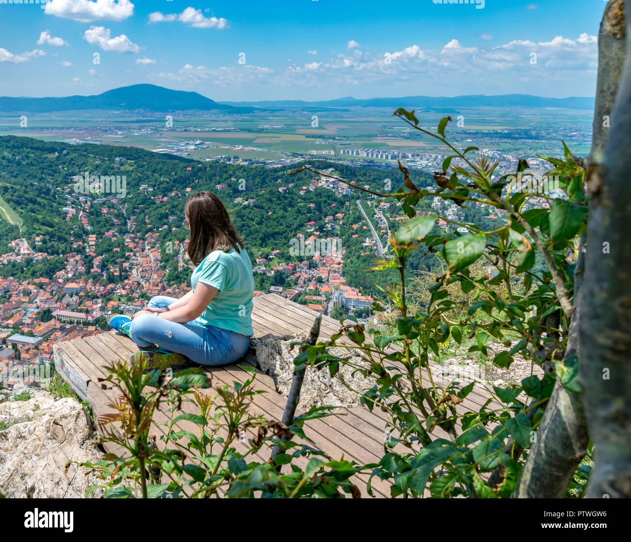 Girl admiring la ville de Brasov aperçu de la montagne Tampa à Brasov, Roumanie. Banque D'Images