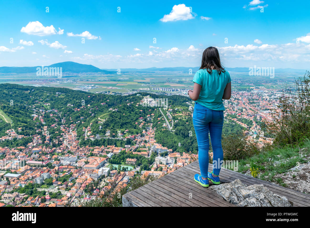 Girl admiring la ville de Brasov aperçu de la montagne Tampa à Brasov, Roumanie. Banque D'Images