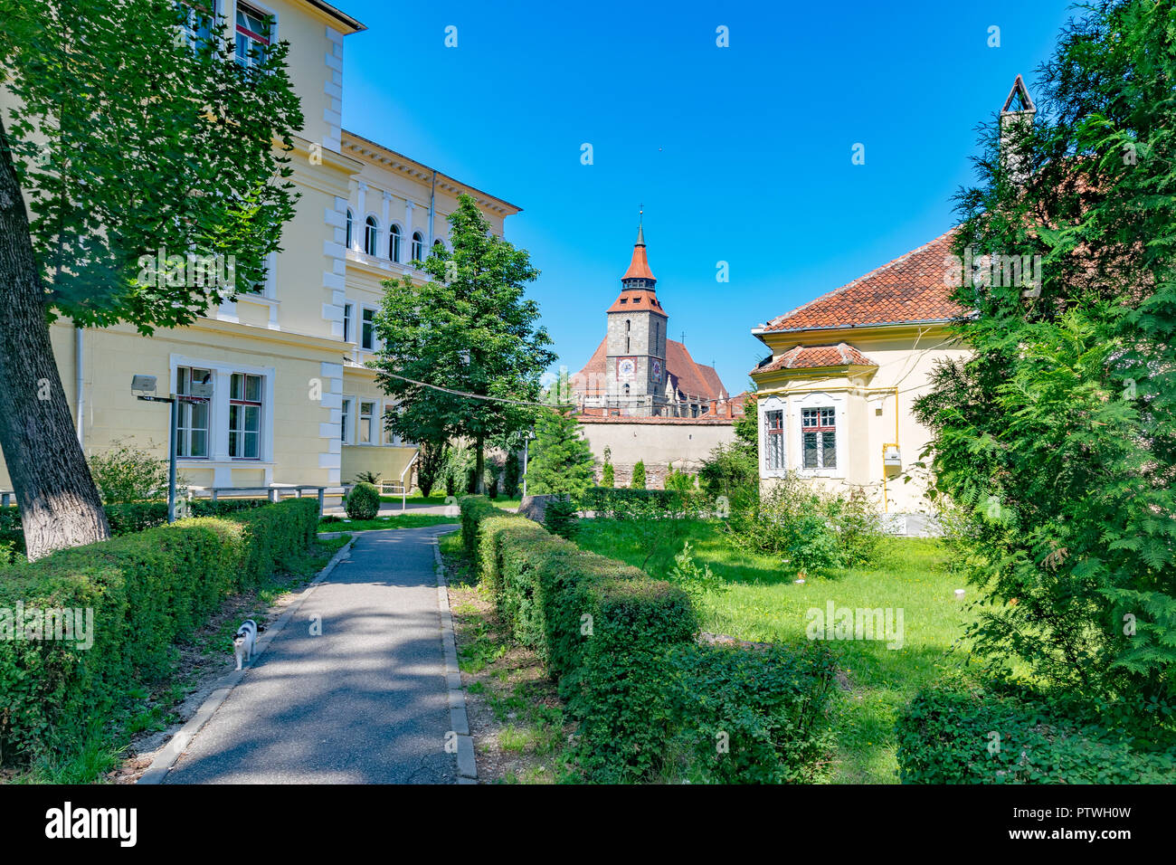 L'église noire de Brasov sur une journée ensoleillée à Brasov, Roumanie. Banque D'Images