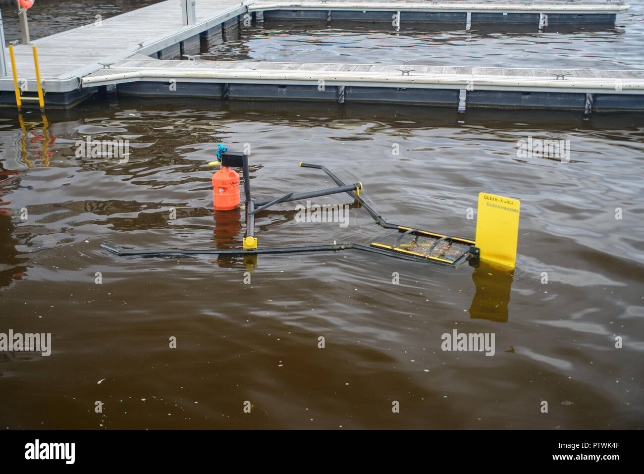 Système de nettoyage de l'Eau, collecteur de déchets, dans la rivière Swan, Perth, Australie occidentale Banque D'Images