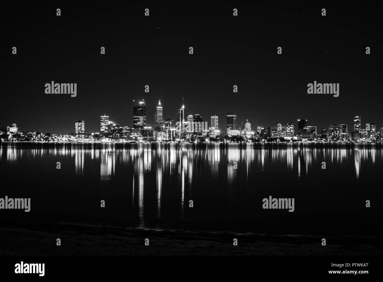 Noir et blanc. Toits de Perth avec Swan River dans la nuit. Vue depuis le Sud Perth, Perth, Australie occidentale Banque D'Images