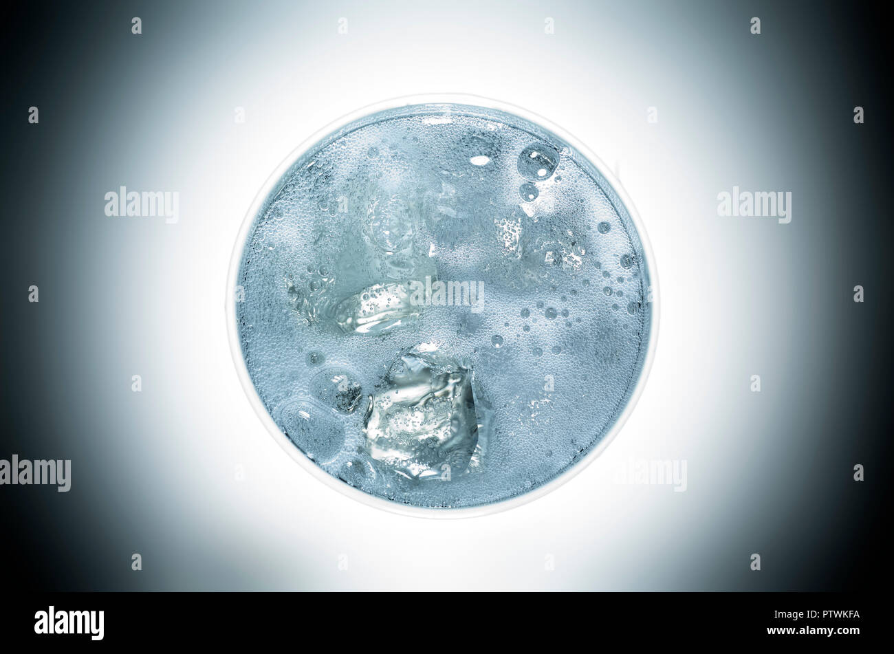 La boisson gazeuse en verre avec de la glace, high angle view Banque D'Images