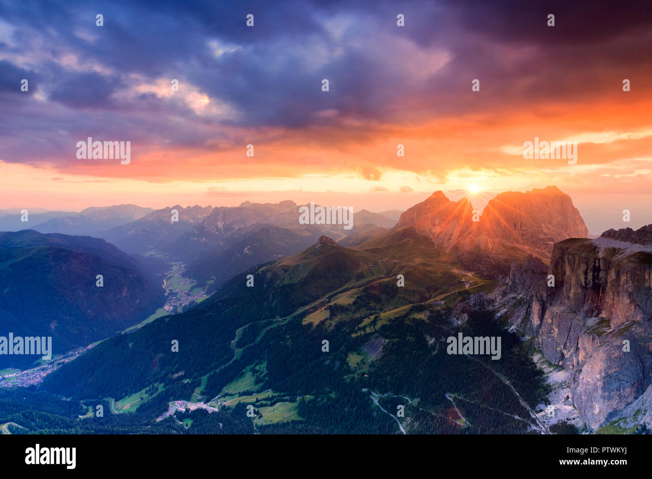 Magnifique coucher de soleil sur le groupe du Sassolungo. La Vallée de Fassa, Trentin, Dolomites, Italie, Europe. Banque D'Images