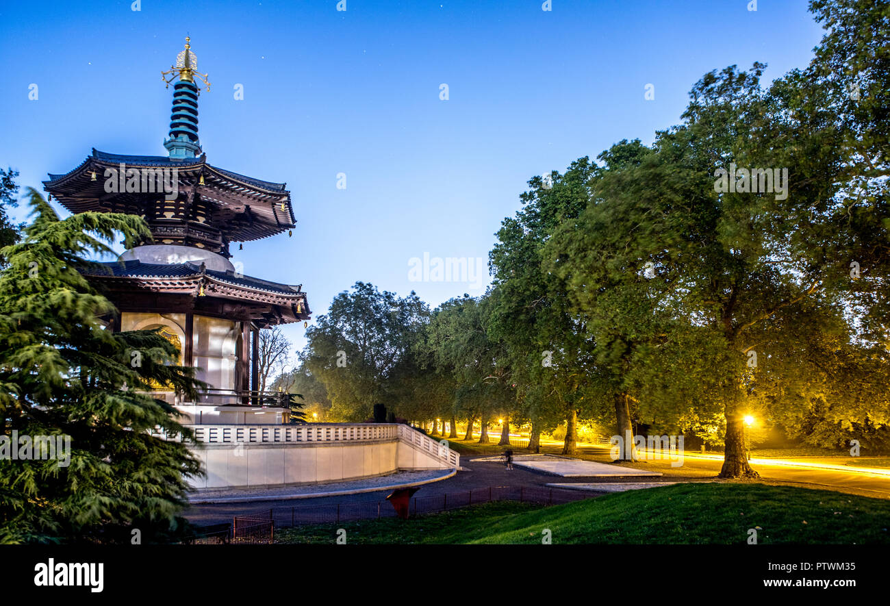 La pagode bouddhiste de la paix la nuit dans Battersea Park London UK Banque D'Images