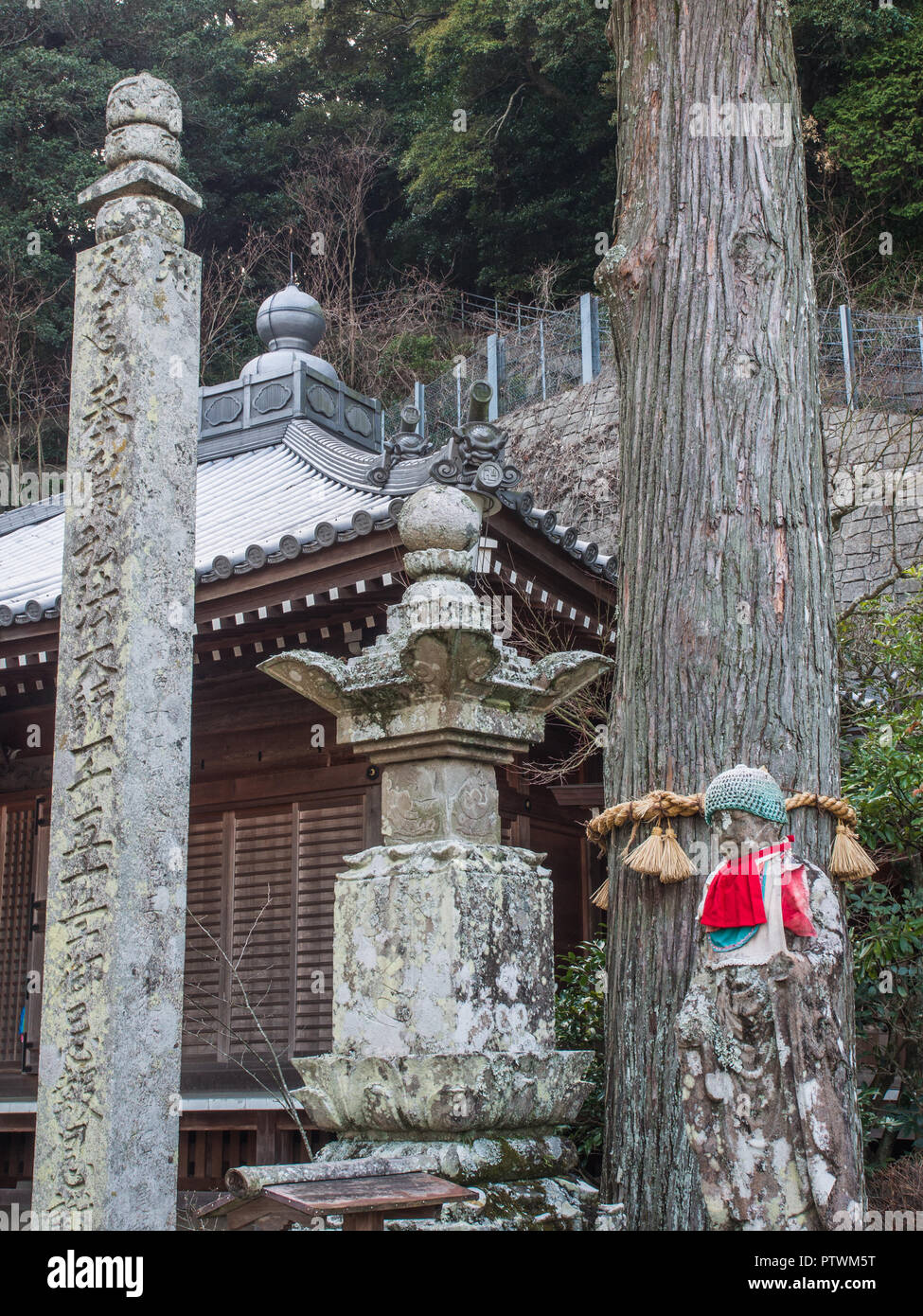 Statue Jizo Bosatsu, avec arbre sacré et memorial stones, Yakuoji 23 temple, temple 88 Shikoku pèlerinage, Tokushima, Japon Banque D'Images