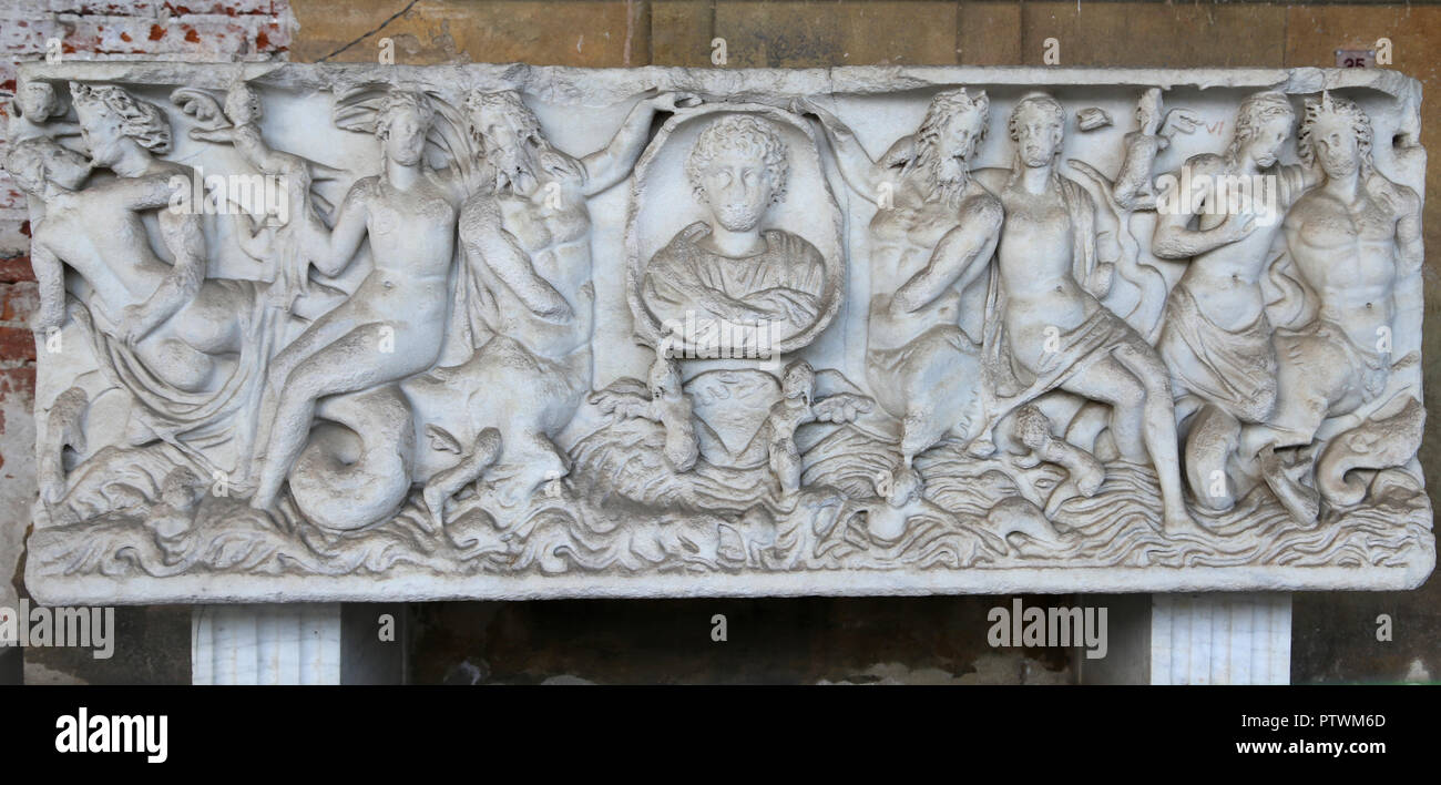 L'Italie. Pise. CampoSanto. Sarcophage romain. Buste du défunt et scène de thiasos marin. 3e 100. CE. En. Banque D'Images
