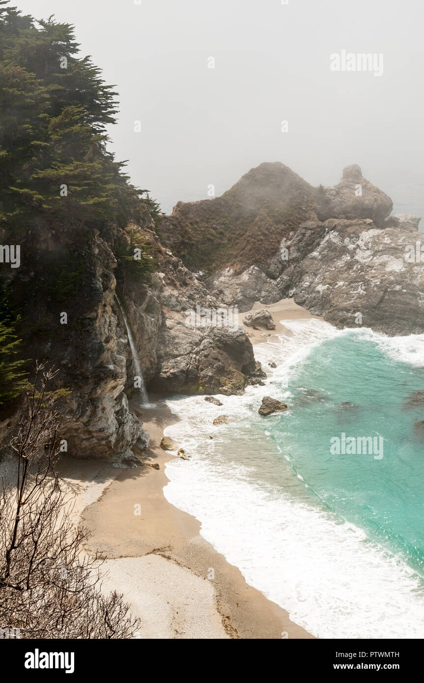 McWay Falls sur la côte californienne avec levée du brouillard le matin. Banque D'Images