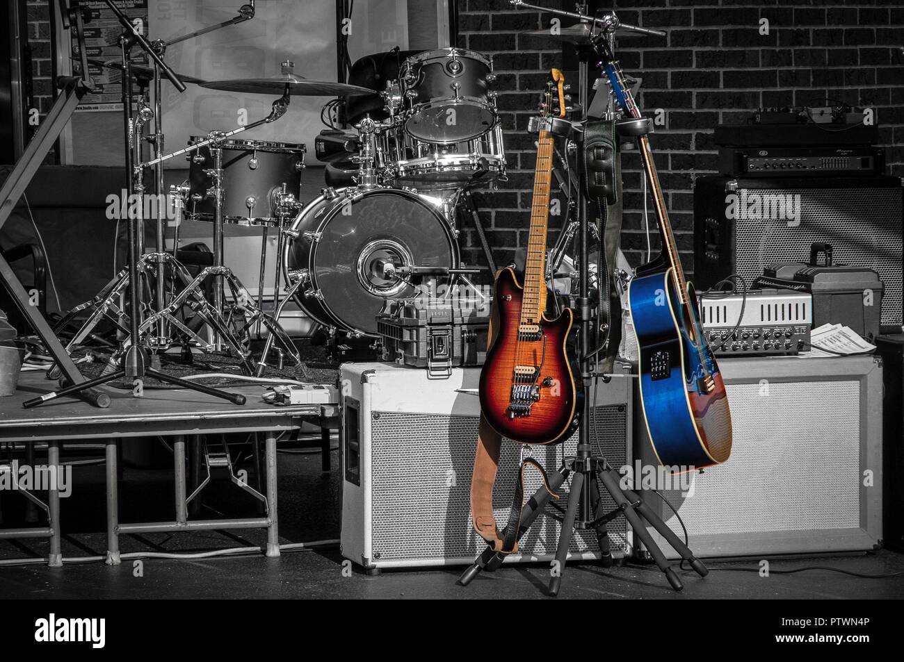 Image de haut-parleurs, guitares, batteries et autres matériel de musique assis sur une scène sans band Banque D'Images
