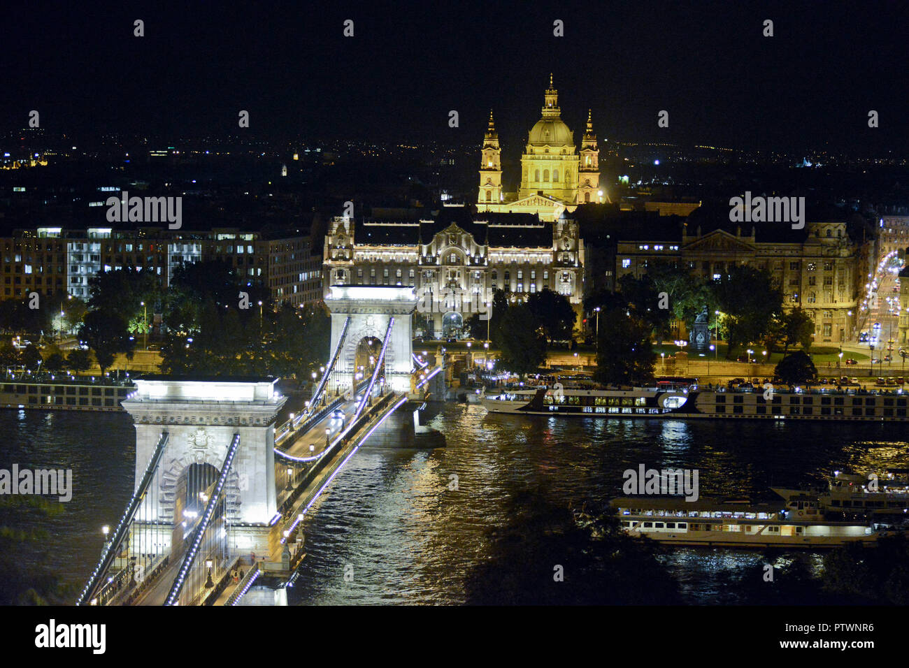 Pont à chaînes Széchenyi et Basilique de Saint-Etienne par nuit. Budapest, Hongrie Banque D'Images