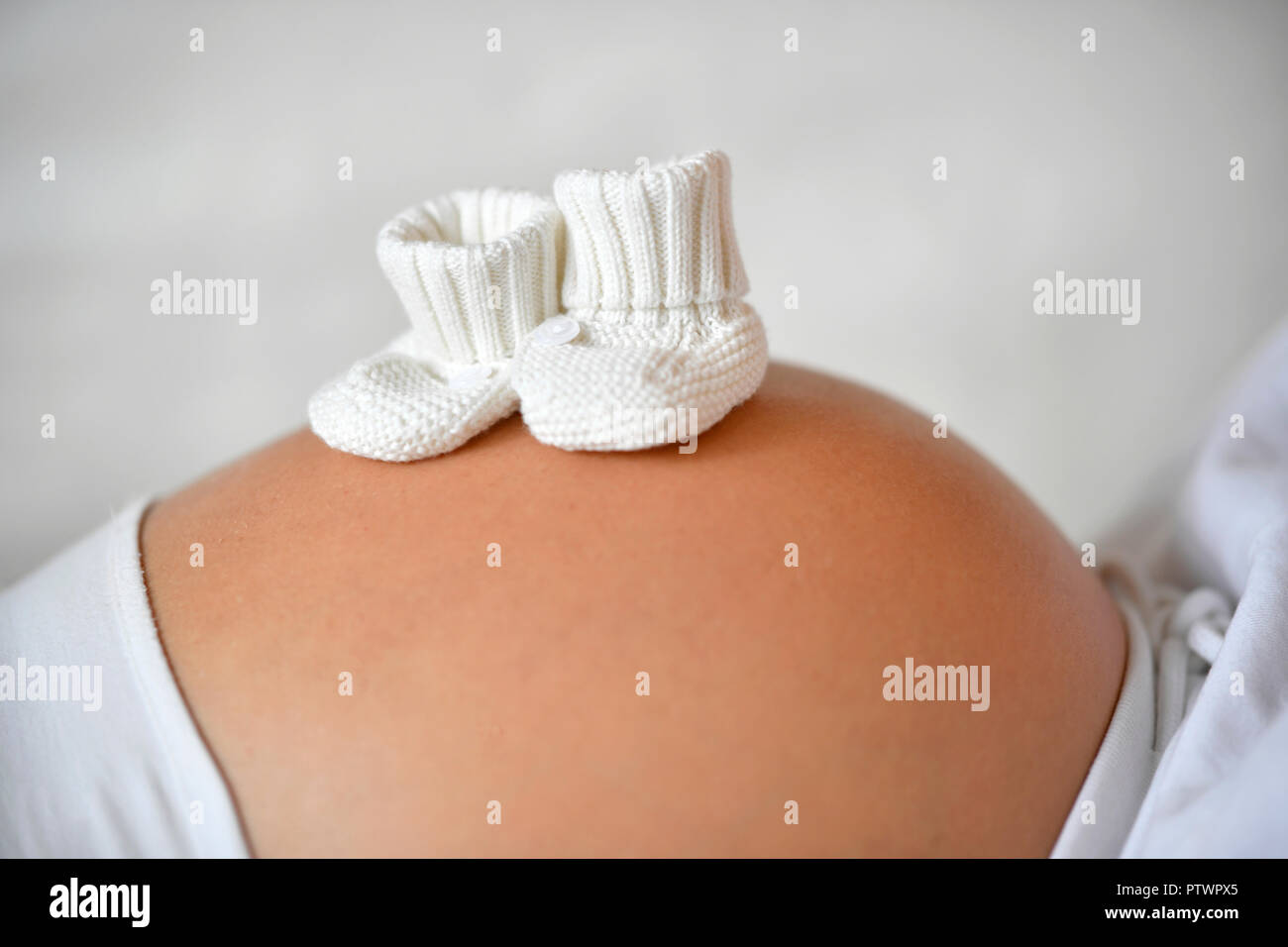 Femme au neuvième mois de grossesse, bébé, sur le ventre, Allemagne Banque D'Images