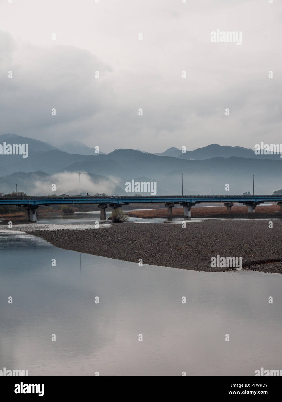 Ponts sur Kaifu, près de la mer, miroir Doux ciel en eau calme, la brume qui s'élève au-dessus de colline de crêtes, Tokushima, Shikoku, Japon Banque D'Images