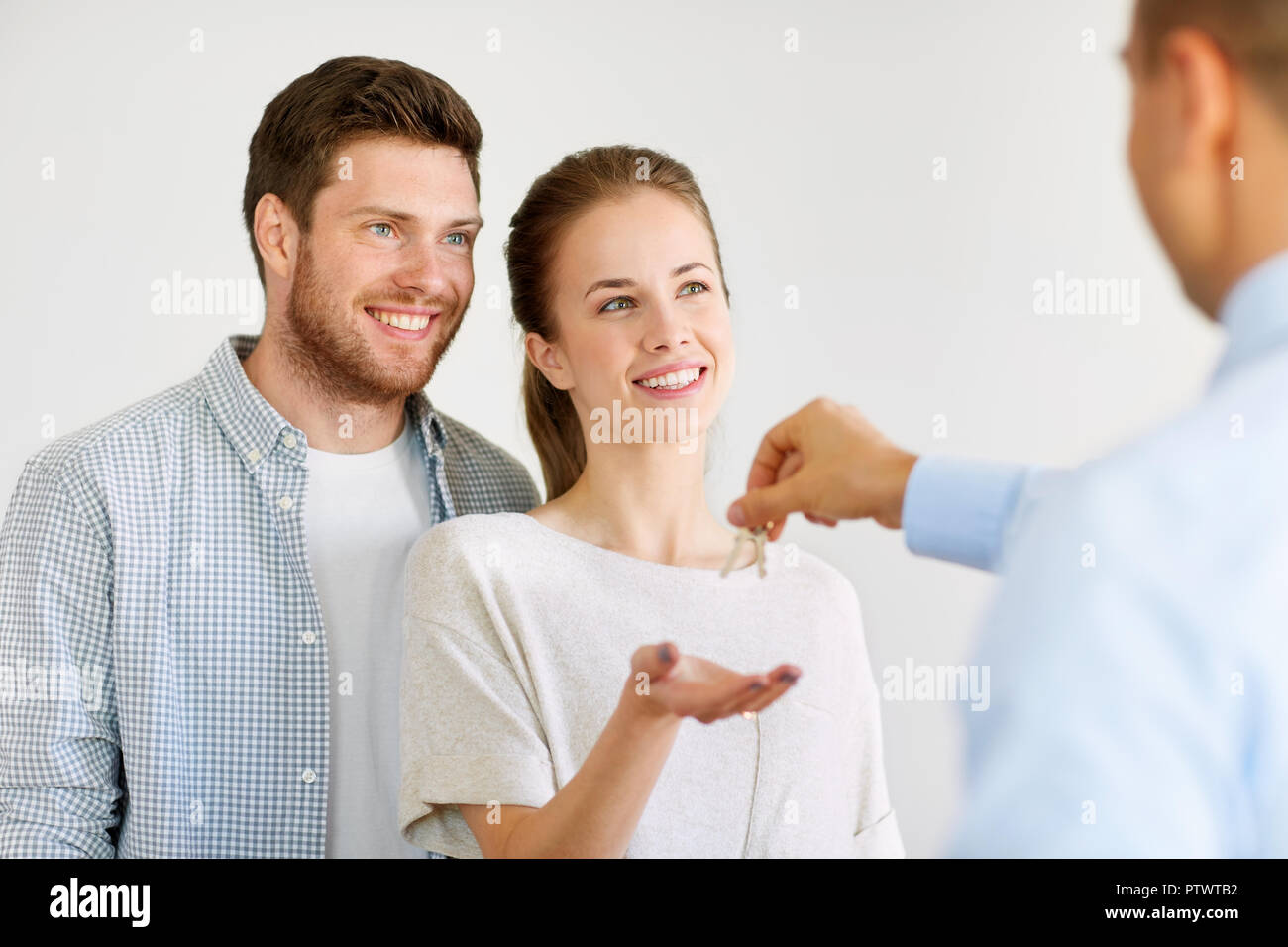 Donner les clés à l'agent immobilier nouvelle maison pour couple heureux Banque D'Images